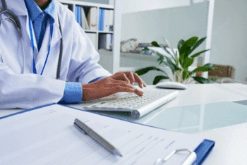 доктор печатает на компьютере план лечения аллотриофагии